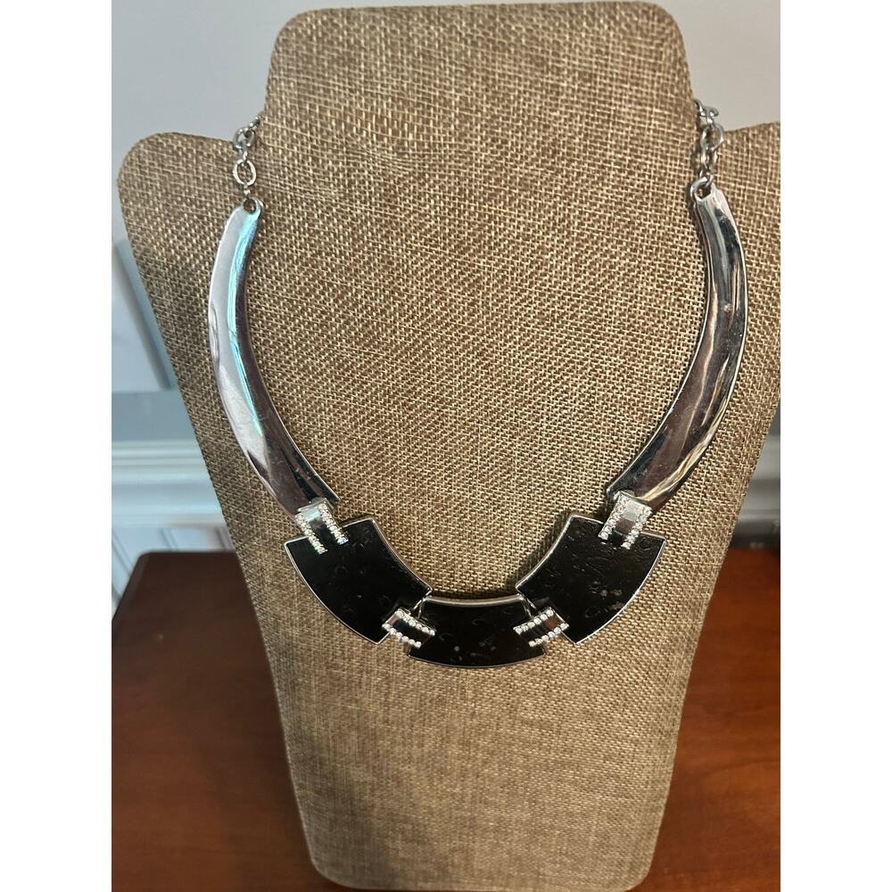 Guess ? - Picture 3 of 11